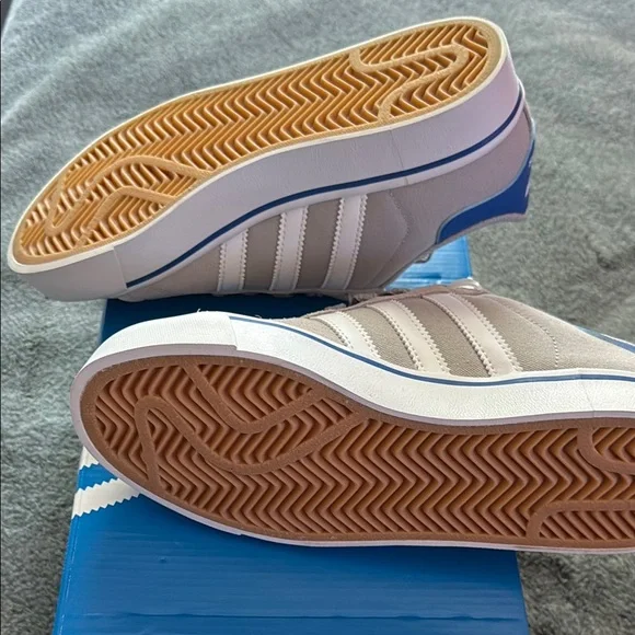 Adidas Grey and white Sneakers NWT 4.5 Campus - Picture 4 of 5